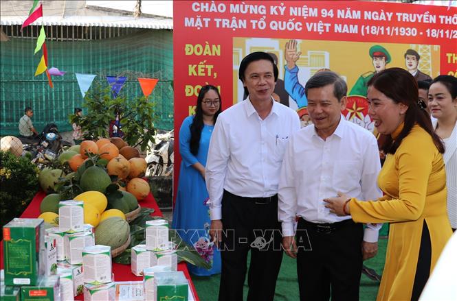 Đồng chí Lê Minh Trí quan sản phẩm OCOP của ấp Bình Phong, xã Tân Mỹ Chánh, thành phố Mỹ Tho. Ảnh: Hữu Chí - TTXVN
