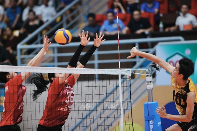 Pha tấn công trên lưới của chủ công Bích Tuyền (số 10, Ninh Bình). Ảnh: Minh Quyết - TTXVN
