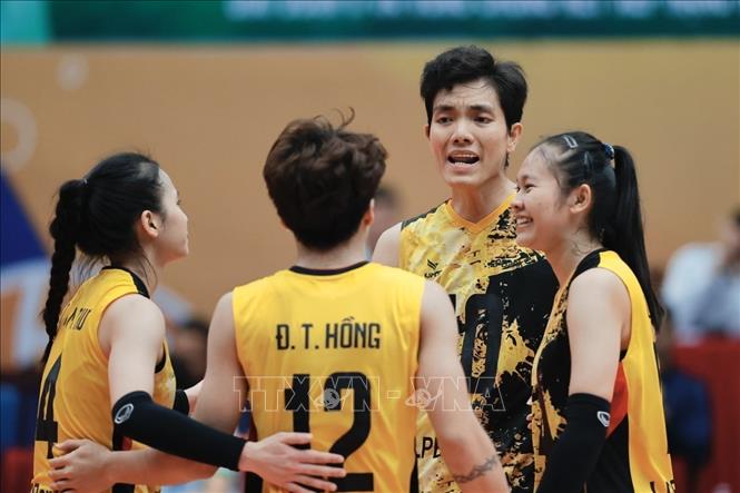 Bích Tuyền (thứ 2 bên phải) và đồng đội ăn mừng khi ghi thêm điểm số. Ảnh: Minh Quyết - TTXVN