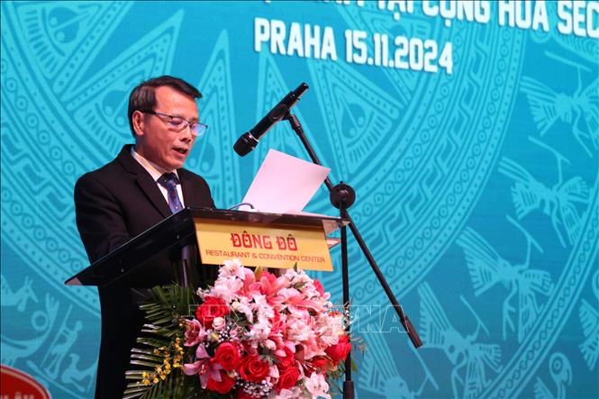 Chủ tịch Hội người Việt Nam tại CH Séc, ông Nguyễn Duy Nhiên phát biểu khai mạc lễ kỷ niệm. Ảnh: Ngọc Biên - PV TTXVN tại CH Séc.