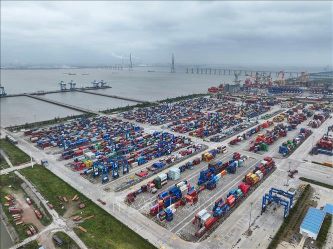 Quang cảnh cảng hàng hóa tại tỉnh Giang Tô, Trung Quốc. Ảnh: THX/TTXVN