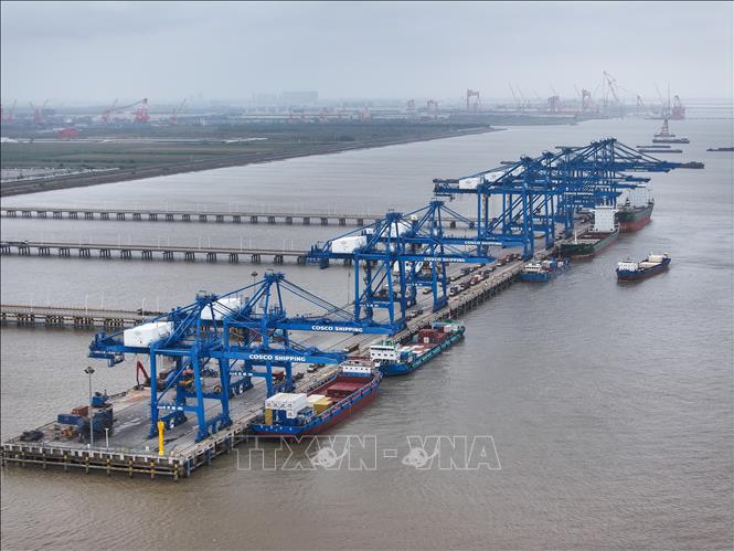 Quang cảnh cảng hàng hóa tại tỉnh Giang Tô, Trung Quốc. Ảnh: THX/TTXVN