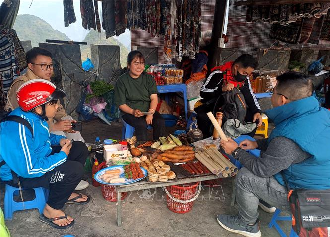 At stops on Ma Pi Leng Pass, visitors can enjoy dishes with  flavors of Dong Van karst plateau. Photo: Duc Tho - VNA