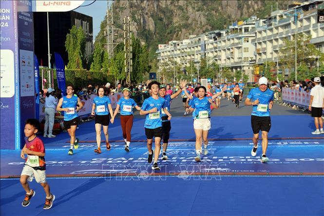 Giải chạy thu hút đông các thành viên nhỏ tuổi và gia đình. Ảnh: Đức Hiếu - TTXVN
