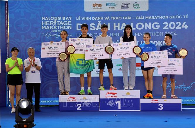 Ban Tổ chức trao giải cho các vận động viên đạt thành tích ở cự ly 10km. Ảnh: Đức Hiếu - TTXVN