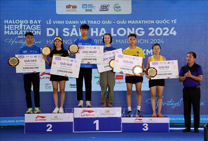 Ban Tổ chức trao giải cho các vận động viên đạt thành tích ở cự ly 5km. Ảnh: Đức Hiếu - TTXVN