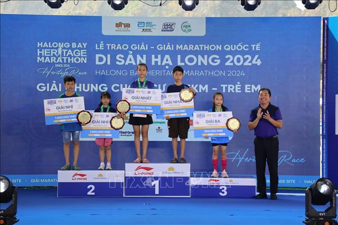 Ban Tổ chức trao giải cho các vận động viên nhỏ tuổi đạt thành tích ở cự ly 5km. Ảnh: Đức Hiếu - TTXVN