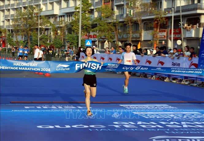 Vận động viên nữ về đích ở cự ly 5km. Ảnh: Đức Hiếu - TTXVN