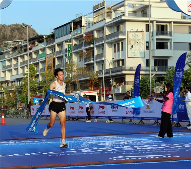 Vận động viên nam về đích ở cự ly 5km. Ảnh: Đức Hiếu - TTXVN