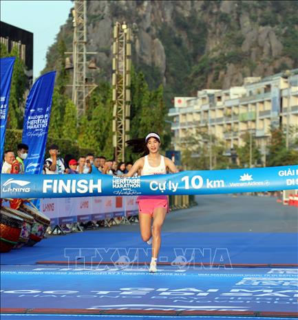 Vận động viên nữ về đích ở cự ly 10km. Ảnh: Đức Hiếu - TTXVN