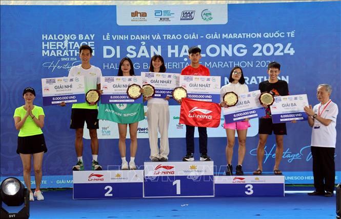 Ban Tổ chức trao giải cho các vận động viên đạt thành tích ở cự ly 21km. Ảnh: Đức Hiếu - TTXVN