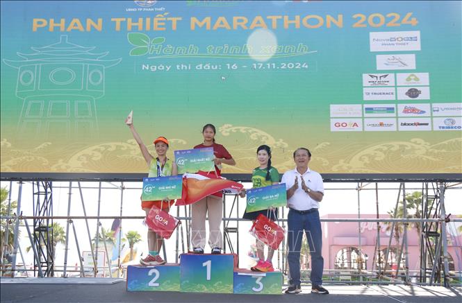 Trao giải nội  dung nữ cự ly 42 km tại Giải chạy Phan Thiết Marathon 2024 - Hành trình xanh. Ảnh: Nguyễn Thanh - TTXVN
