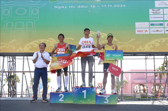 Trao giải nội dung nam cự ly 42 km tại Giải chạy Phan Thiết Marathon 2024 - Hành trình xanh.
Ảnh: Nguyễn Thanh - TTXVN