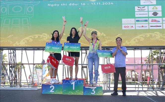 Trao giải nội dung nữ cự ly 30 km tại Giải chạy Phan Thiết Marathon 2024 - Hành trình xanh. Ảnh: Nguyễn Thanh - TTXVN
