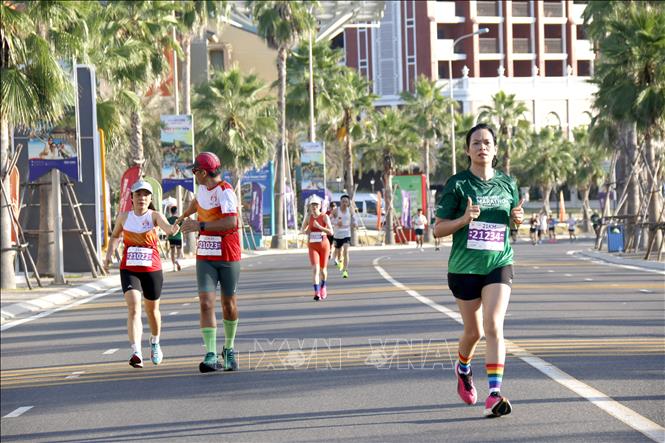 Các vận động viên thi đấu tại Giải chạy Phan Thiết Marathon 2024 - Hành trình xanh. Ảnh: Nguyễn Thanh - TTXVN