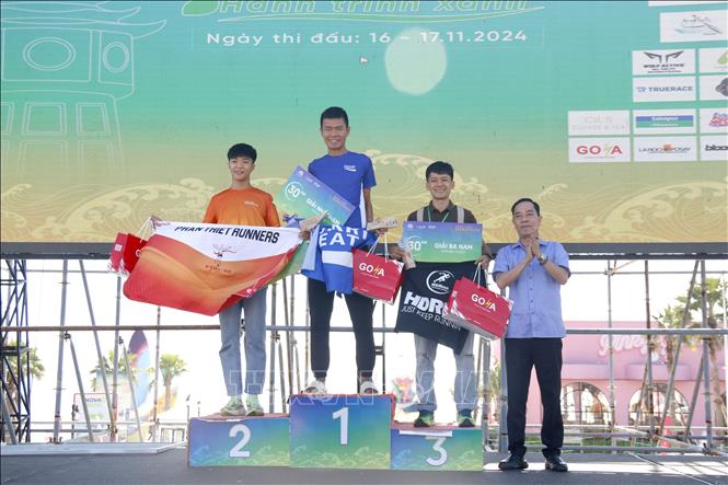 Trao giải nội dung nam cự ly 30 km tại Giải chạy Phan Thiết Marathon 2024 - Hành trình xanh. Ảnh: Nguyễn Thanh - TTXVN