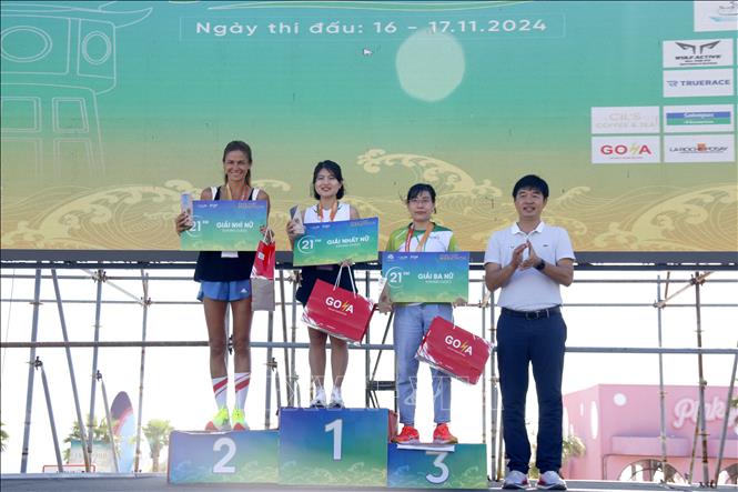 Trao giải nội dung nữ cự ly 21 km tại Giải chạy Phan Thiết Marathon 2024 - Hành trình xanh. Ảnh: Nguyễn Thanh - TTXVN