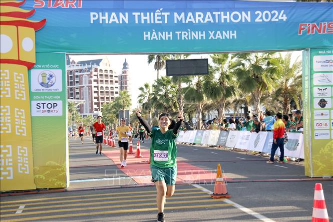 Các vận động viên về đích tại Giải chạy Phan Thiết Marathon 2024 - Hành trình xanh. Ảnh: Nguyễn Thanh - TTXVN