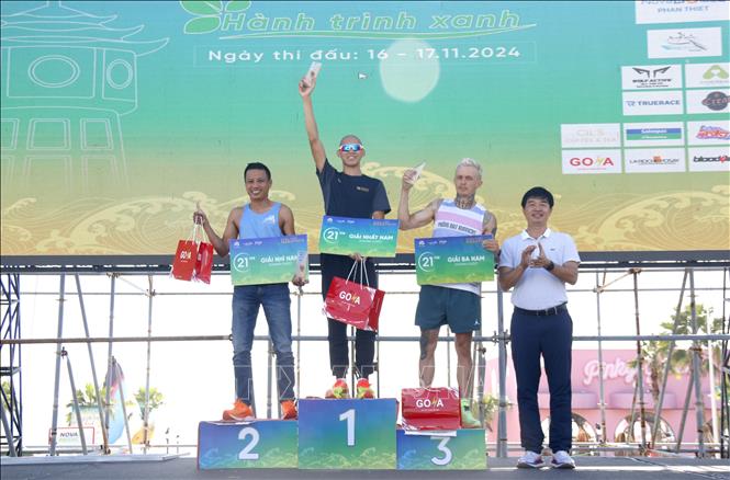 Trao giải nội dung nam cự ly 21 km tại Giải chạy Phan Thiết Marathon 2024 - Hành trình xanh.
Ảnh: Nguyễn Thanh - TTXVN