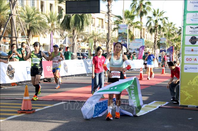Vận động viên Triệu Diệu Nhi về nhất nữ cự ly 42 km tại Giải chạy Phan Thiết Marathon 2024 - Hành trình xanh.Ảnh: Nguyễn Thanh - TTXVN