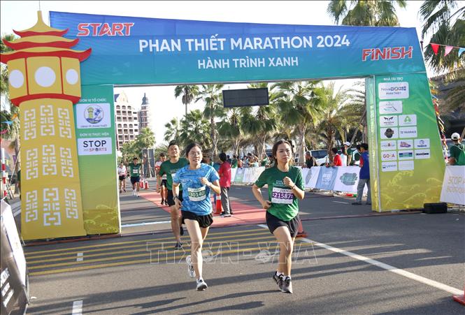 Các vận động viên về đích tại Giải chạy Phan Thiết Marathon 2024 - Hành trình xanh. Ảnh: Nguyễn Thanh - TTXVN