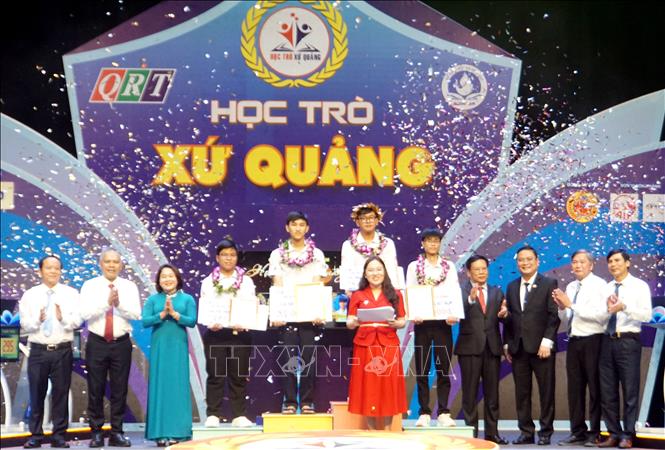 Ban tổ chức trao thưởng cho thí sinh Nguyễn Trần Thanh Thiện đạt giải Nhất cuộc thi. Trịnh Bang Nhiệm - TTXVN