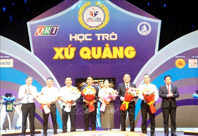 Ban tổ chức cuộc thi tặng hoa cho các đơn vị tài trợ. Ảnh: Trịnh Bang Nhiệm - TTXVN 