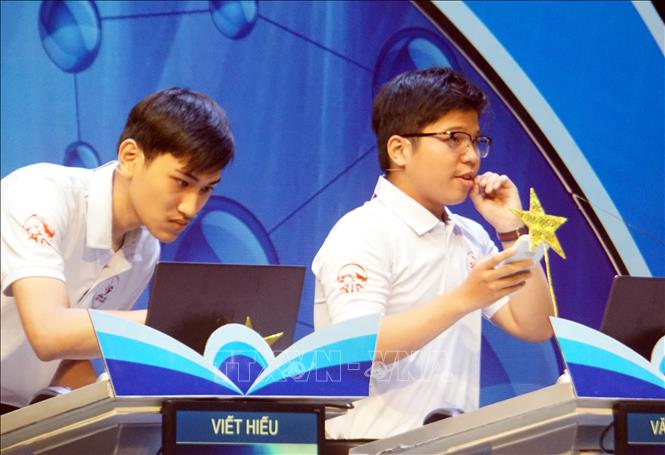 Thí sinh Nguyễn Văn Cường (Trường Trung học - Phổ thông chuyên Lê Thánh Tông, thành phố Hội An) trả lời câu hỏi có ngôi sao hi vọng tại Vòng chung kết cuộc thi. Ảnh: Trịnh Bang Nhiệm - TTXVN 