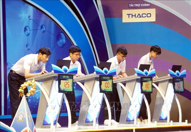 Các thí sinh trả lời câu hỏi tại Vòng chung kết cuộc thi. Ảnh: Trịnh Bang Nhiệm - TTXVN 