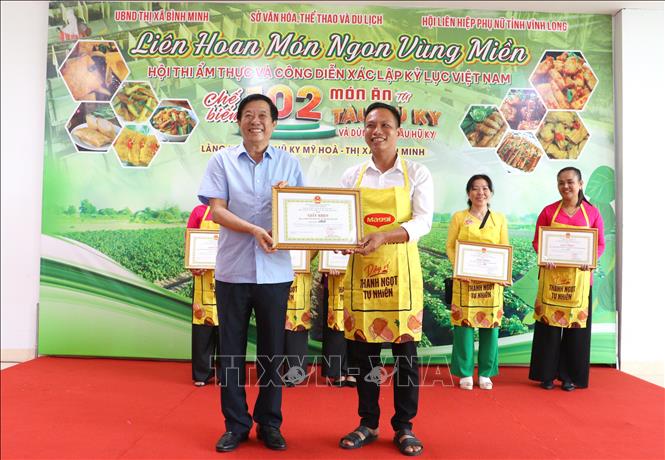 Khen thưởng đơn vị đạt giải nhất Hội thi Ẩm thực chế biến món ăn từ Tàu hũ ky và dùng kèm tàu hũ ky. Ảnh: Lê Thúy Hằng - TTXVN