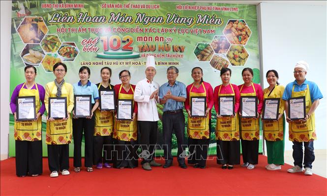 Trao giấy chứng nhận cho các đơn vị tham gia hội thi và công diễn xác lập kỷ lục Việt Nam chế biến 102 món ăn từ Tàu hũ ky và dùng kèm tàu hũ ky . Ảnh: Lê Thúy Hằng - TTXVN