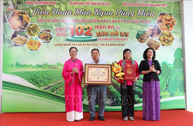 Trao Bằng xác lập kỷ lục Việt Nam chế biến 102 món ăn từ Tàu hũ ky và dùng kèm tàu hũ ky cho Ủy ban nhân dân thị xã Bình Minh. Ảnh: Lê Thúy Hằng - TTXVN