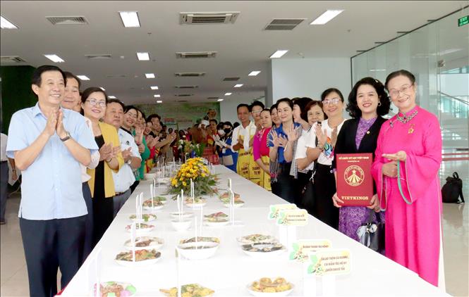 Đại biểu tham quan và chụp ảnh cùng 102 món ăn từ Tàu hũ ky. Ảnh: Lê Thúy Hằng - TTXVN