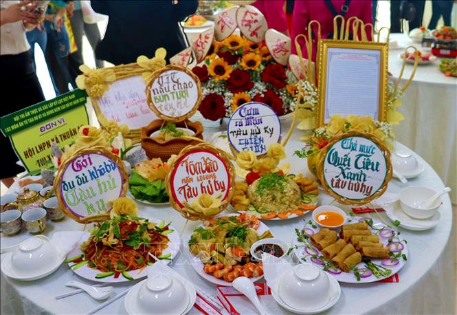 Trưng bày món ăn làm từ tàu hũ ky.  Ảnh: Lê Thúy Hằng - TTXVN