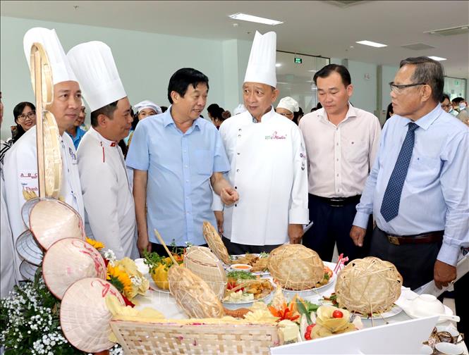 Đại biểu tham quan khu vực trưng bày món ăn dự thi. Ảnh: Lê Thúy Hằng - TTXVN