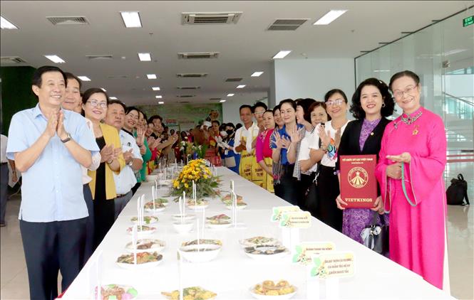 Delegates at the cooking competition with 102 dishes and side dishes made from tofu skin. VNA Photo: Lê Thúy Hằng