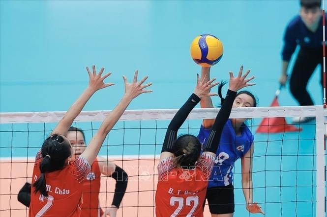 Nỗ lực của các cô gái đến từ Hà Nội nhưng không thành công. Ảnh: Minh Quyết - TTXVN