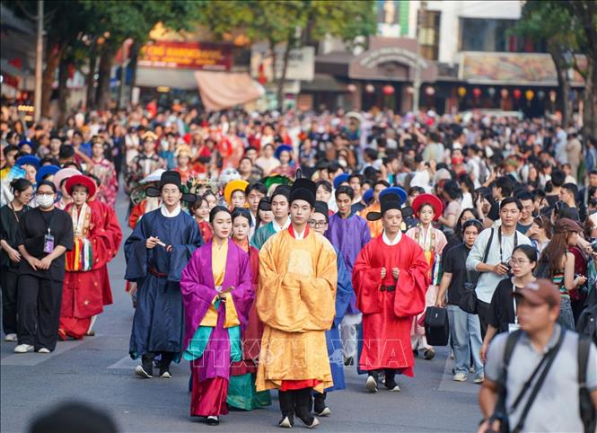 Ngày hội thu hút gần 500 người tham gia diễu hành. Ảnh: Khánh Hòa - TTXVN