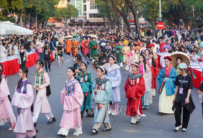 Đoàn diễu hành trên phố đi bộ hồ Hoàn Kiếm. Ảnh: Khánh Hòa - TTXVN