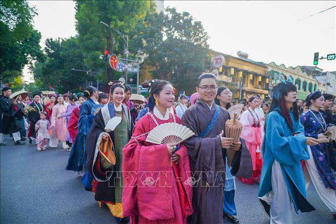 Đoàn diễu hành tại không gian đi bộ hồ Hoàn Kiếm. Ảnh: Khánh Hòa - TTXVN