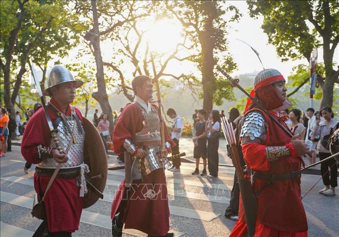 Đoàn diễu hành trên phố đi bộ Hồ Hoàn Kiếm. Ảnh: Khánh Hòa - TTXVN