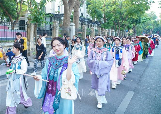 Đoàn diễu hành tại không gian đi bộ Hồ Hoàn Kiếm. Ảnh: Khánh Hòa - TTXVN
