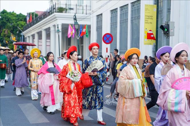 Đoàn diễu hành trên phố Tràng Tiền. Ảnh: Khánh Hòa - TTXVN