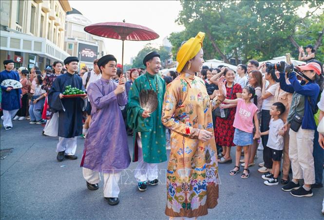 Đoàn diễu hành tại không gian đi bộ hồ Hoàn Kiếm. Ảnh: Khánh Hòa - TTXVN