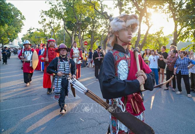 Đoàn diễu hành tại không gian đi bộ hồ Hoàn Kiếm. Ảnh: Khánh Hòa - TTXVN