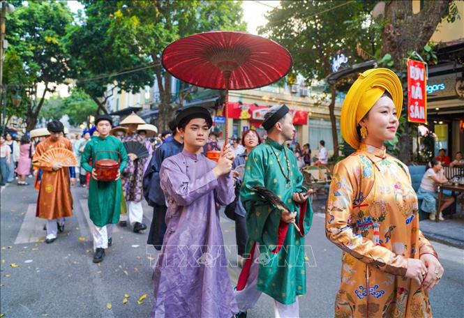 Đoàn diễu hành tại không gian đi bộ hồ Hoàn Kiếm. Ảnh: Khánh Hòa - TTXVN