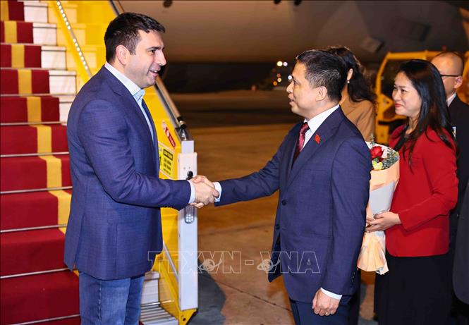 Pham Phu Binh, Permanent member of the National Assembly’s Committee for External Relations, welcomes Armenian NA President Alen Simonyan at Noi Bai International Airport. VNA Photo: Minh Đức