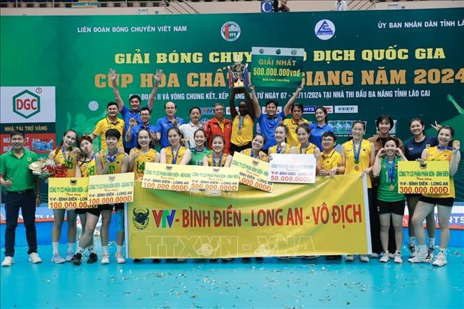 Ban tổ chức trao Cúp vô địch cho đội VTV BÌnh Điền Long An. Ảnh: Minh Quyết - TTXVN. Ảnh: Minh Quyết - TTXVN