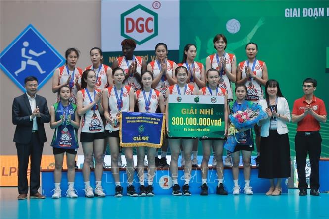 Ban tổ chức trao Nhì cho đội Hoá chất Đức Giang Lào Cai. Ảnh: Minh Quyết - TTXVN