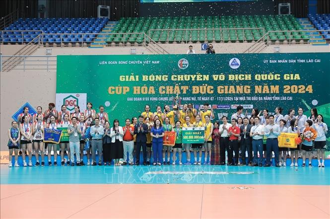 Ban tổ chức trao giải Nhất, Nhì và Ba cho các đội đoạt giải. Ảnh: Minh Quyết - TTXVN